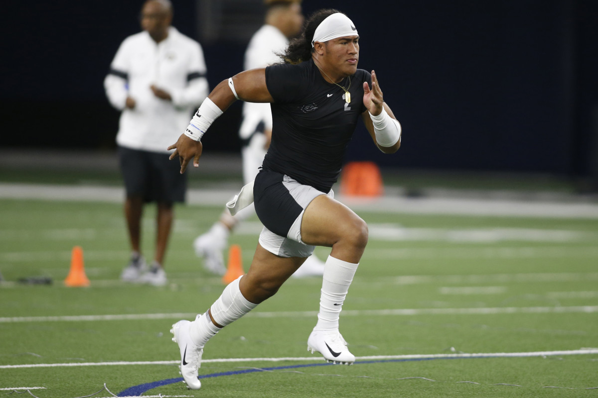 5-star linebacker Noah Sewell participates in drills at the 2019 Nike Opening in Frisco, Texas.